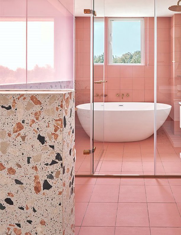 No a los azulejos blancos: 7 baños con azulejos de colores que desafían la monotonía y te dan las claves para renovar tu lavabo