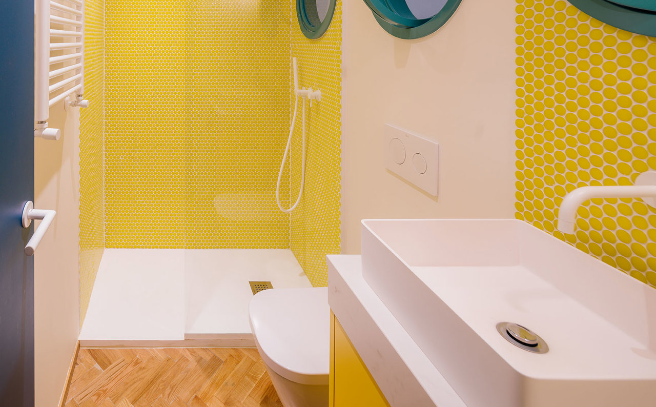 7 baños donde los azulejos en color son los claros protagonistas de la decoración