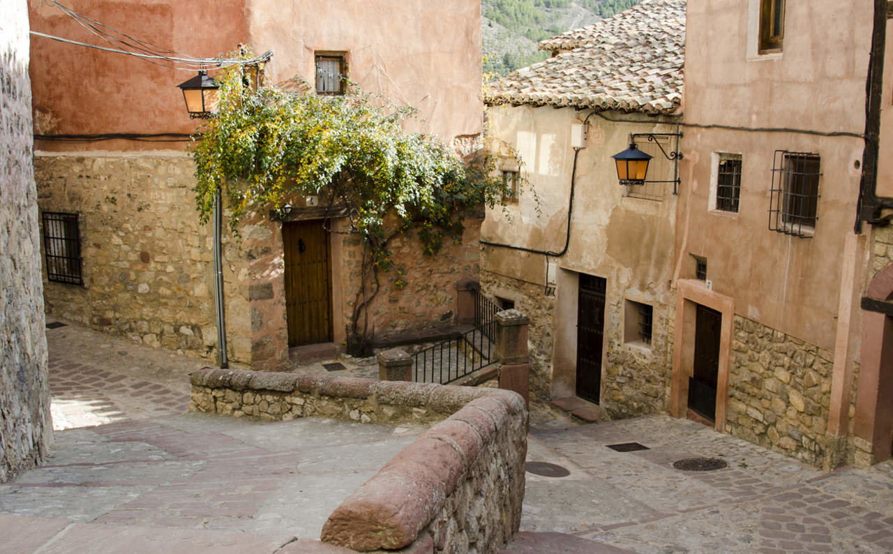 Casas de piedra en Albarracín Istock