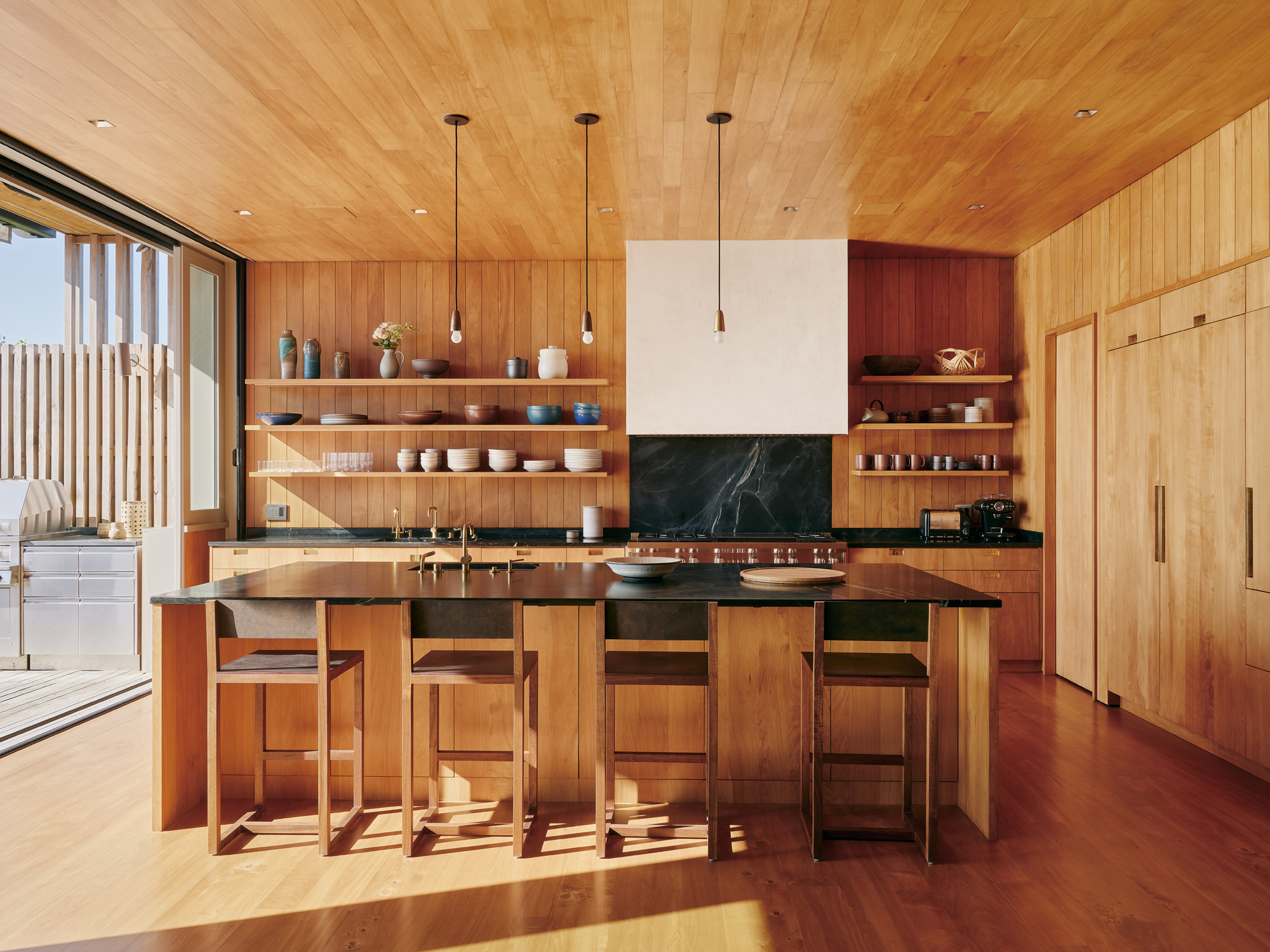 cocina de madera con isla casa en california