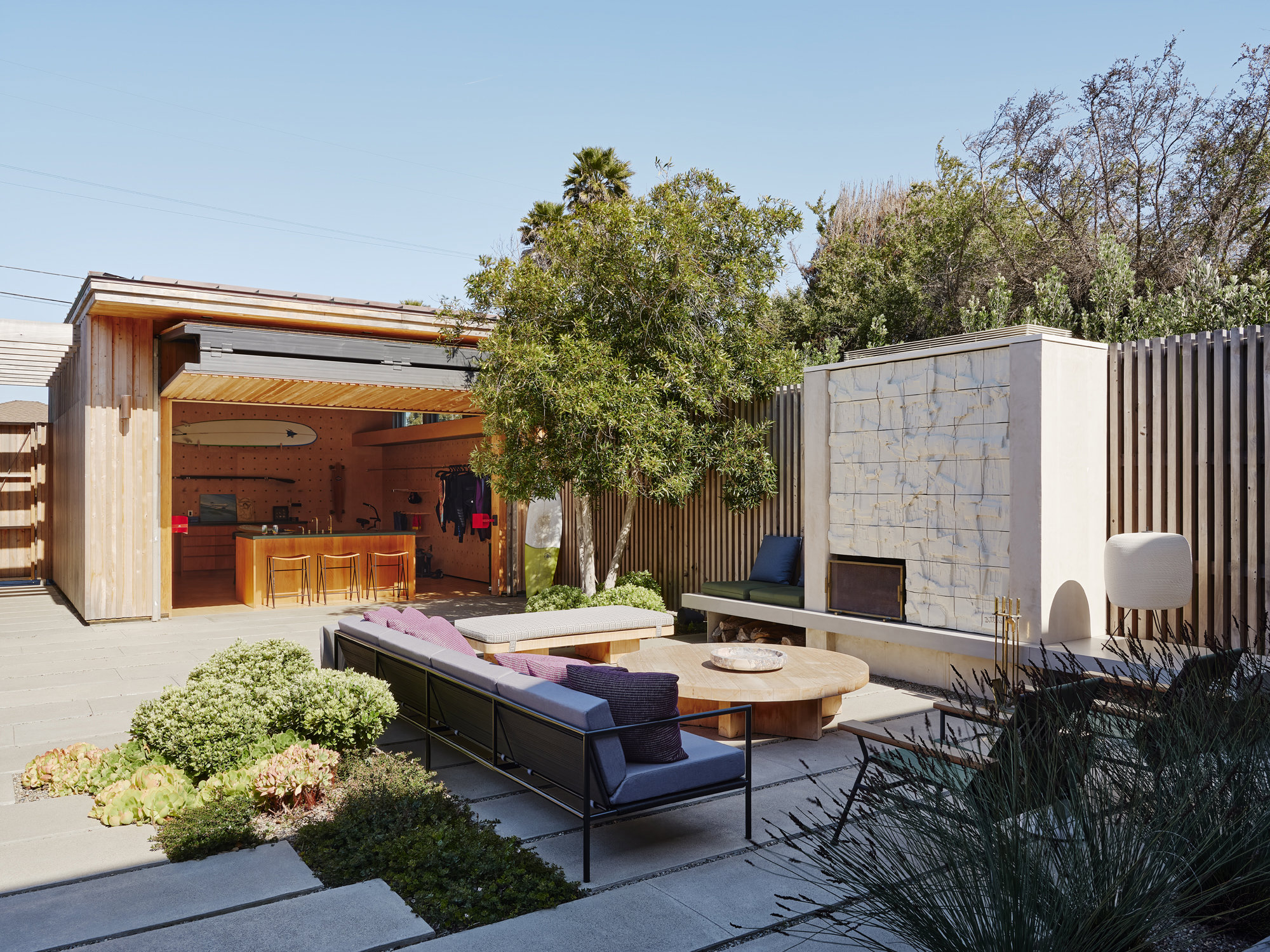 Jardín con sofás casa en california