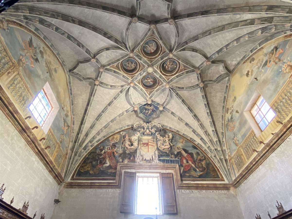 Interior de la catedral de Albarraci´n Istock