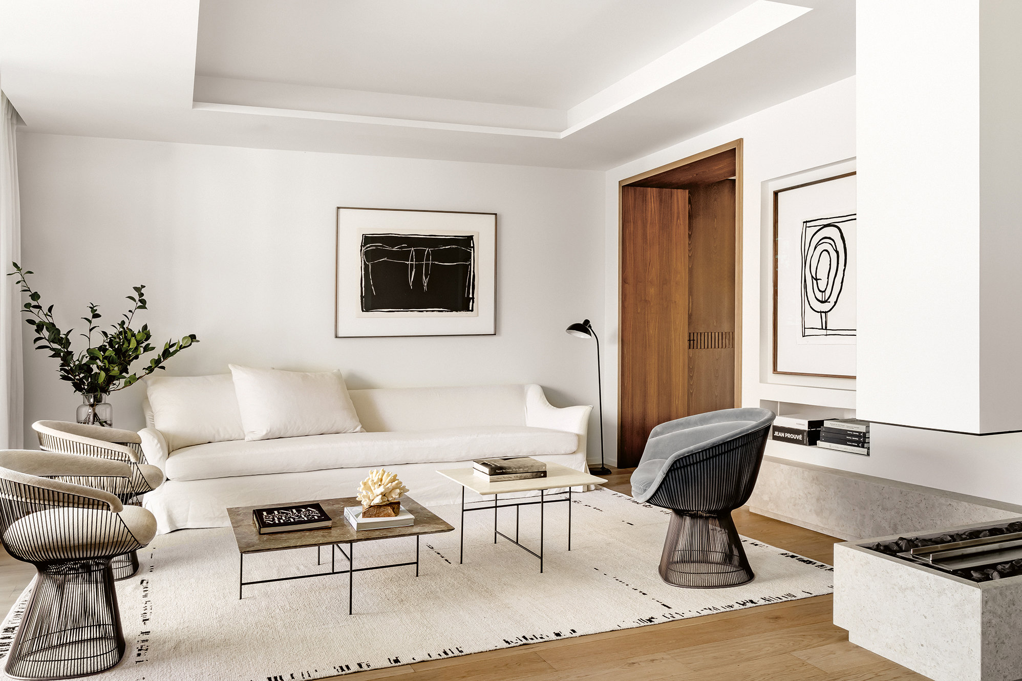 Salón de estar minimalista en blanco y negro