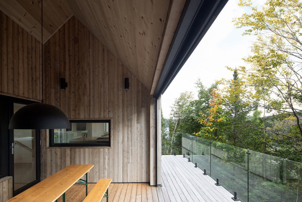 Terraza con madera de suelo a techo