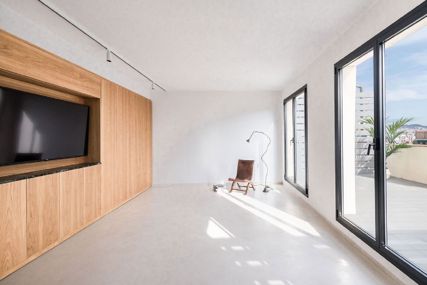 salo´n minimalista con televisor en superficie de madera