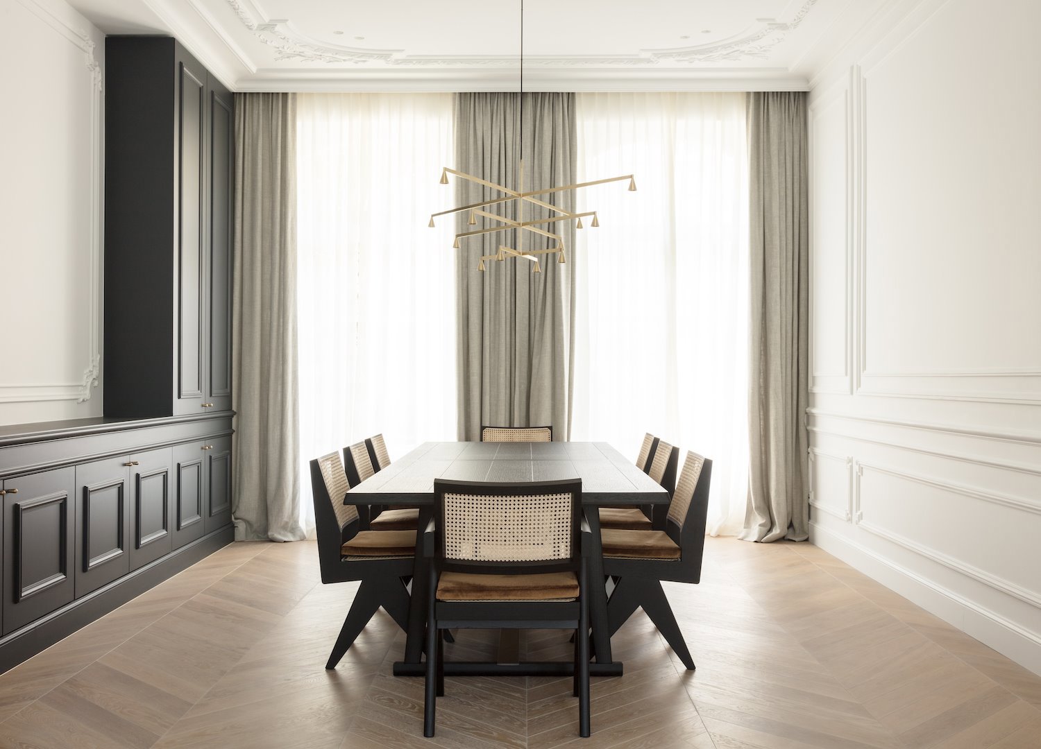 Inspiración piso lujo Marta Ortega casa en bruselas con interiores modernos comedor con molduras 