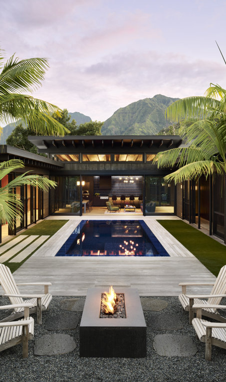 Una moderna casa en forma de U donde elegancia y surf se fusionan en un paraíso natural