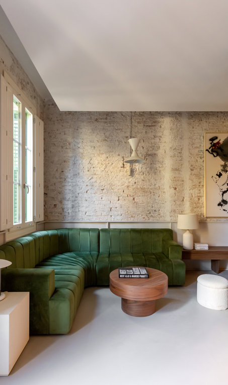 Una casa en Barcelona de microcemento, mármol y madera donde se respira el lujo silencioso