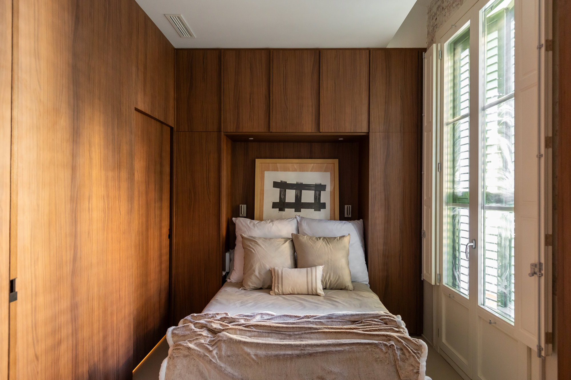 dormitorio paneles madera