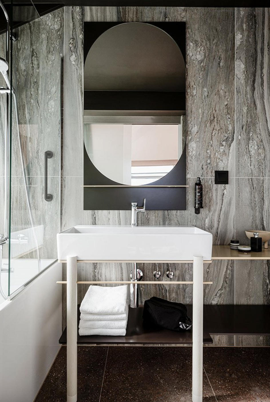 lavabo blanco con paredes en marmol gris