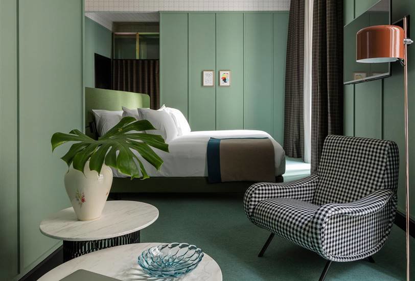 dormitorio en verde con sillón vichy