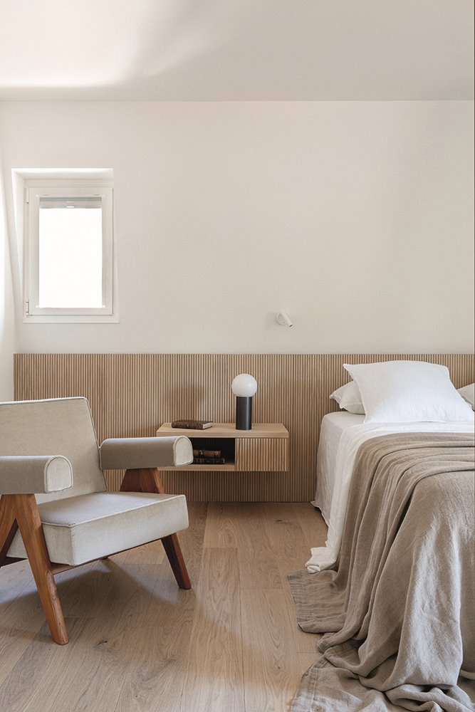 dormitorio minimalista con butaca 