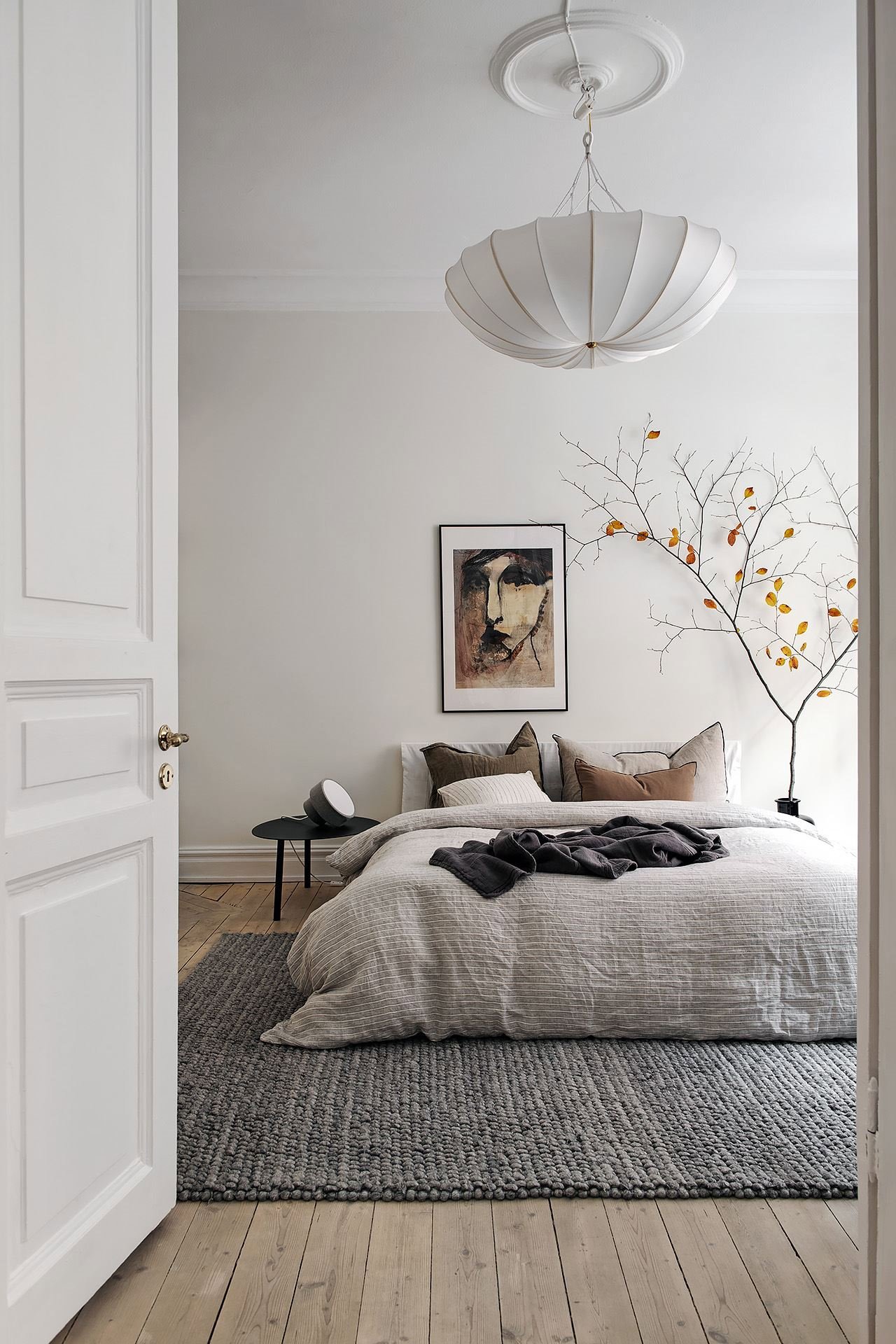 dormitorio minimalista con planta y lámpara COCO LAPINE DESIGN