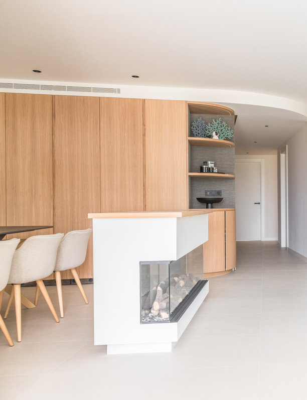 Ibiza todo el año: el encanto de una casa minimalista que logra el equilibrio entre la calidez de la madera y la pureza del blanco