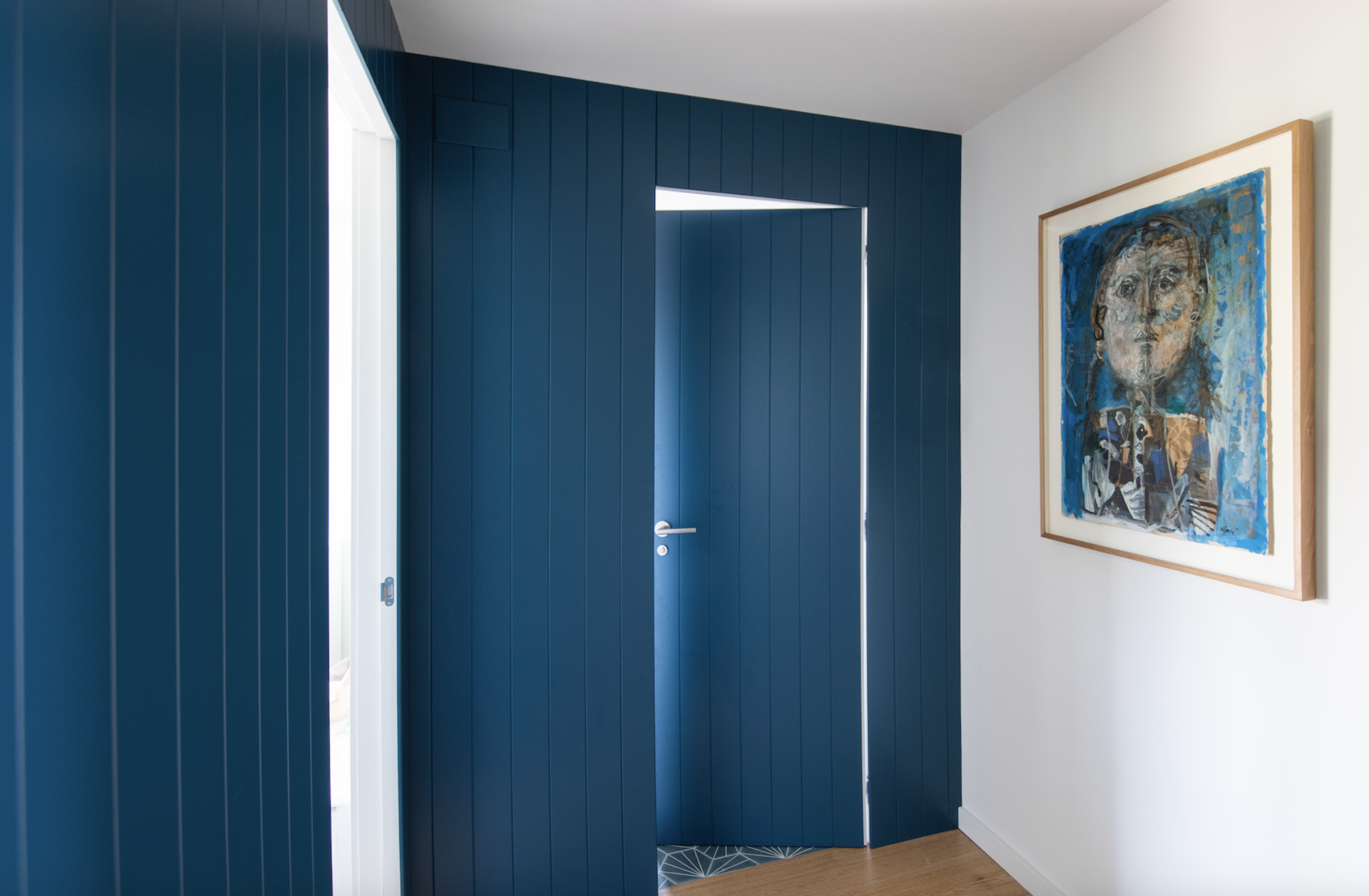 puerta abierta azul y un cuadro