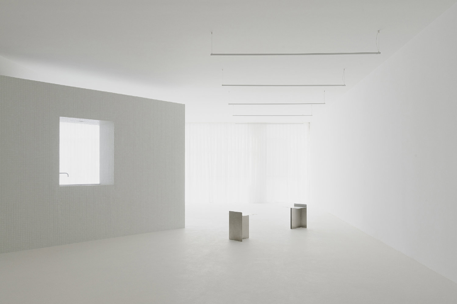Lito Deza y Sara Setién han diseñado un espacio blanco preparado para funcionar como taller y galería.