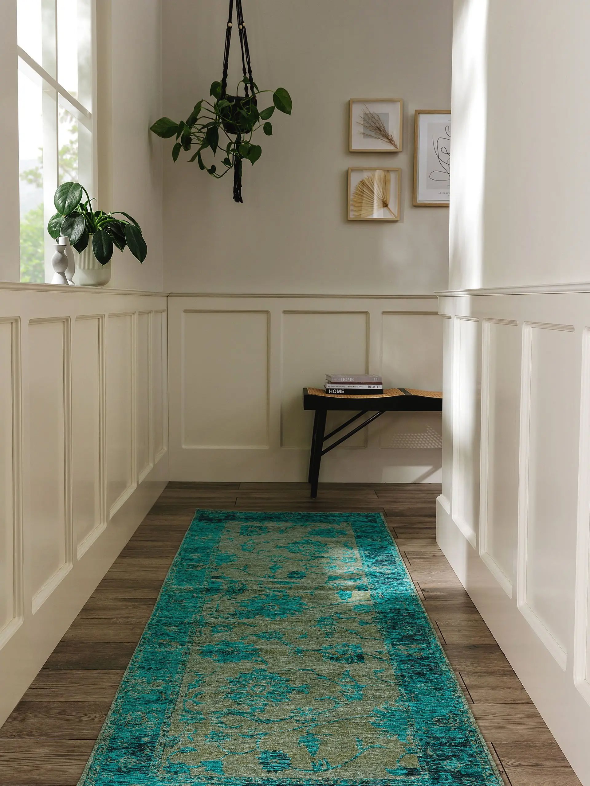 Pasillo decorado con alfombra larga en color turquesa. 