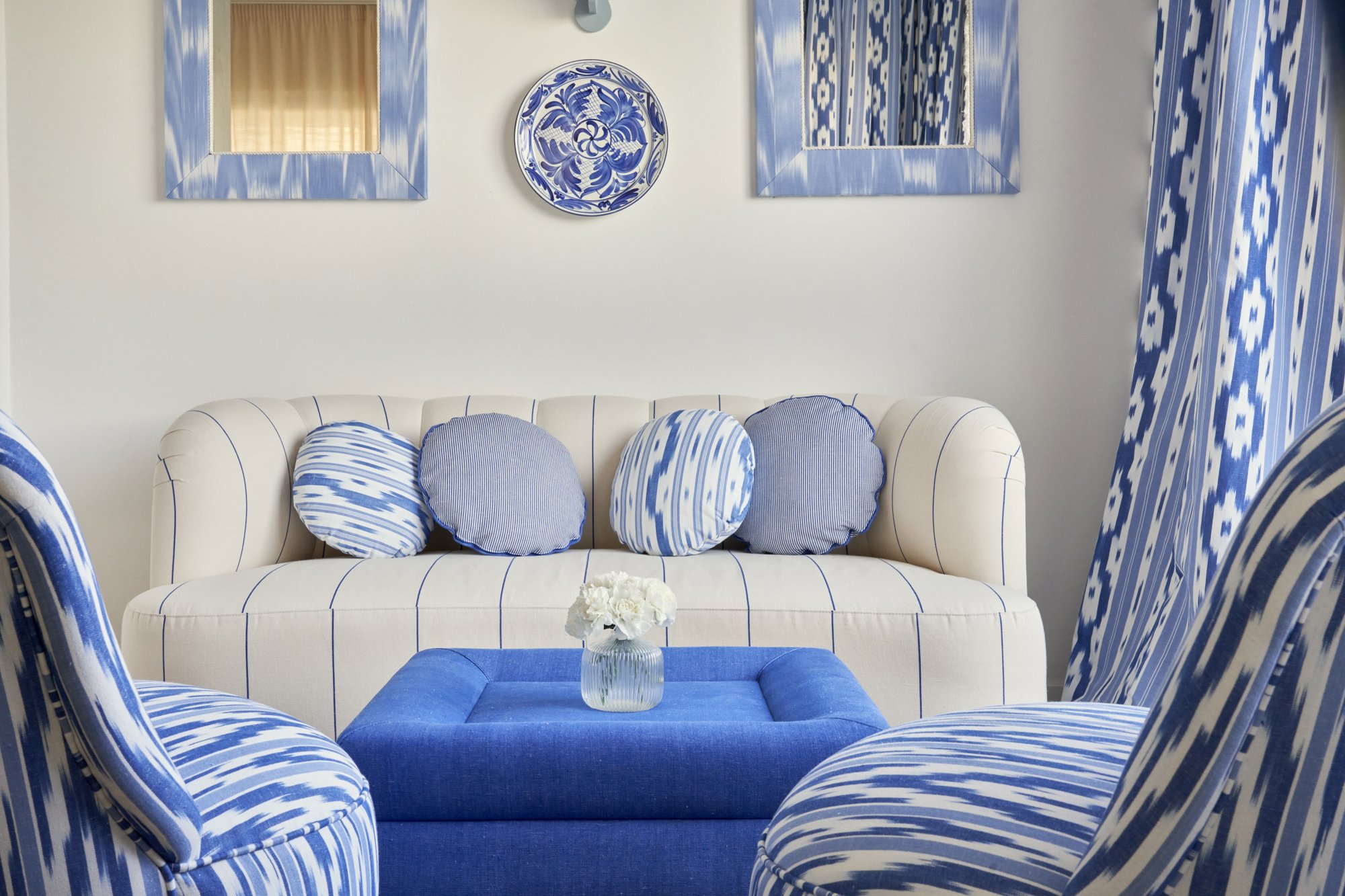 sofa, butacas y mesas todo de colores azules