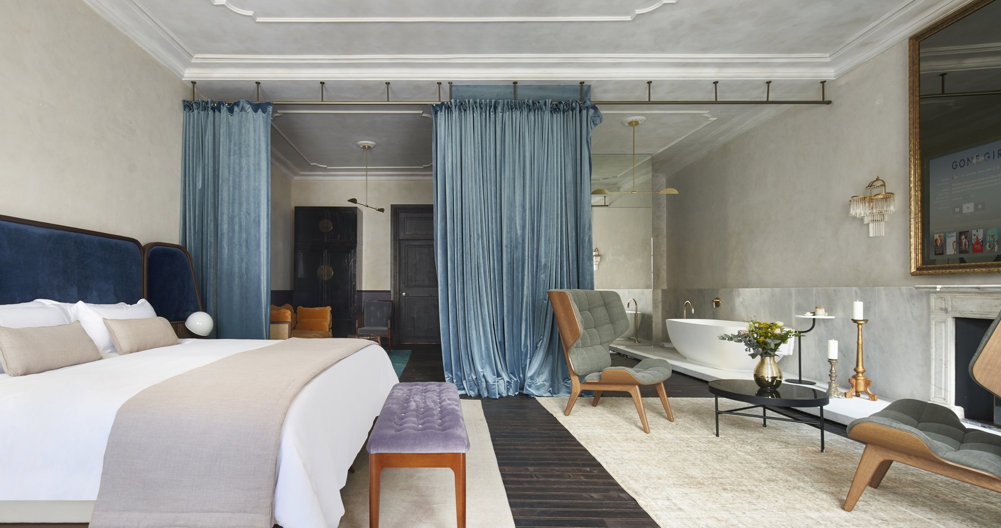 habitacion de hotel con cortinas azules y decoracion clasica