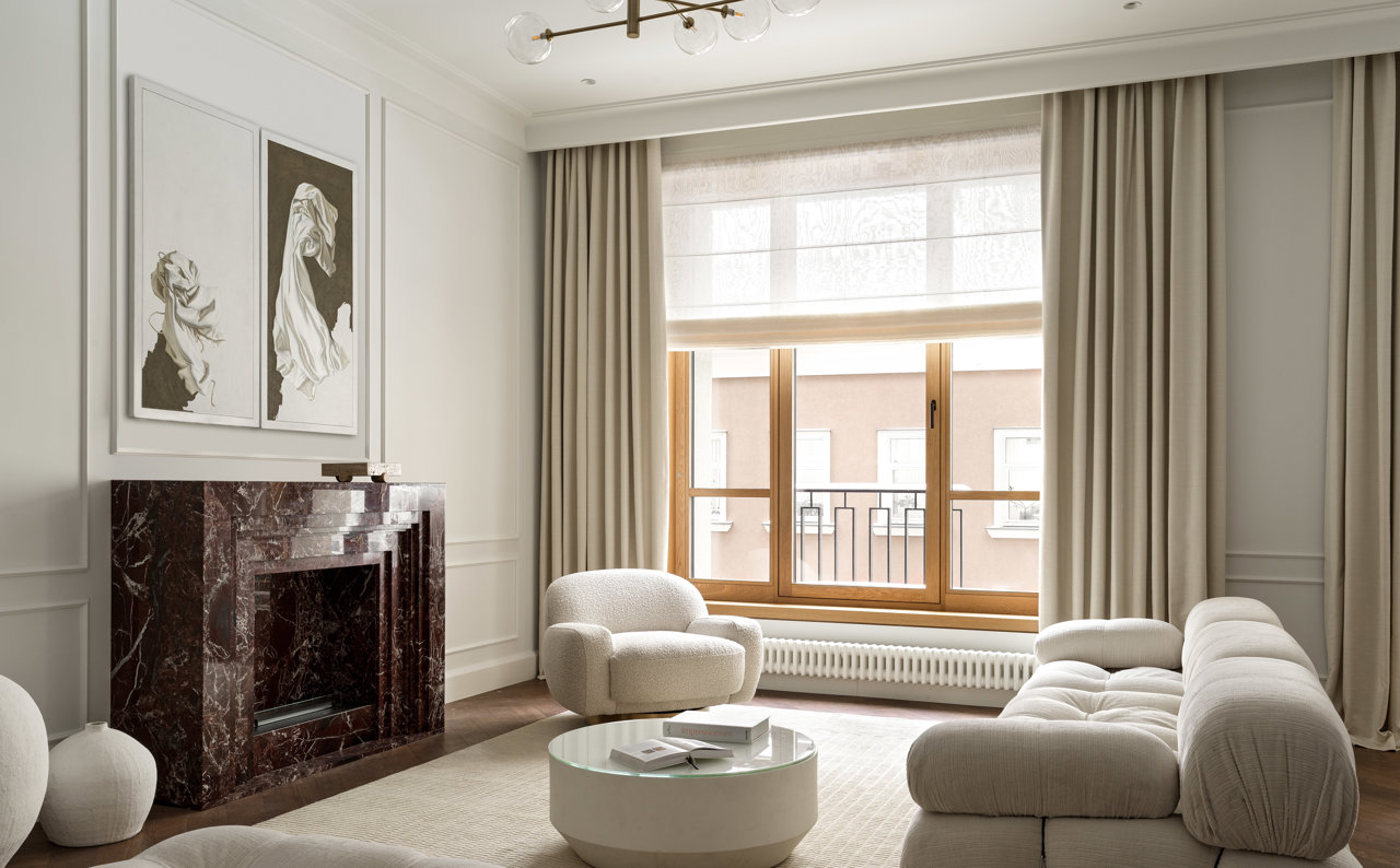En el salón de este piso en Moscú destaca el sofá 'Camaleonda', de B&B Italia, y la chimenea en mármol burdeos.
