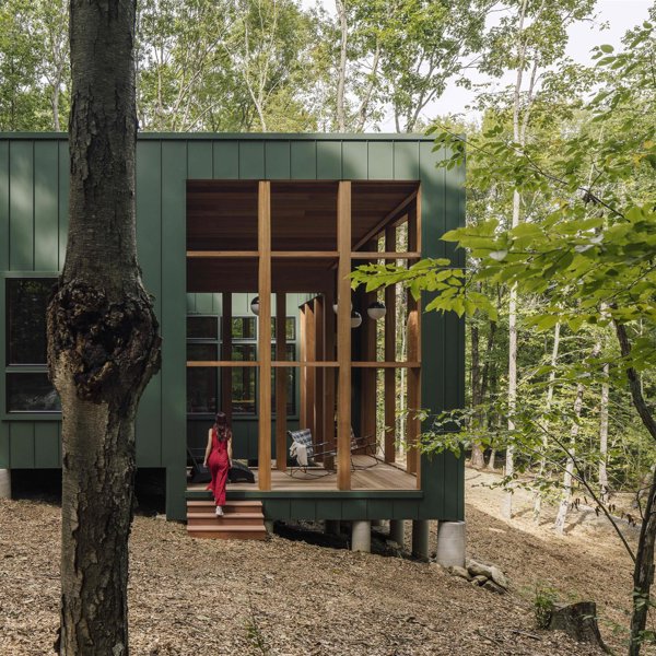 casa prefabricada verde en el bosque cab3a125