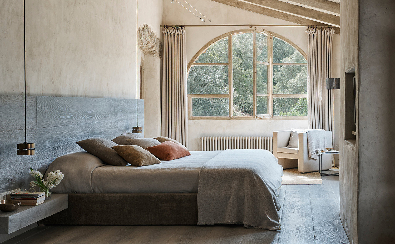 dormitorio ca´lido con ventanal y cortinas Eugeni Pons