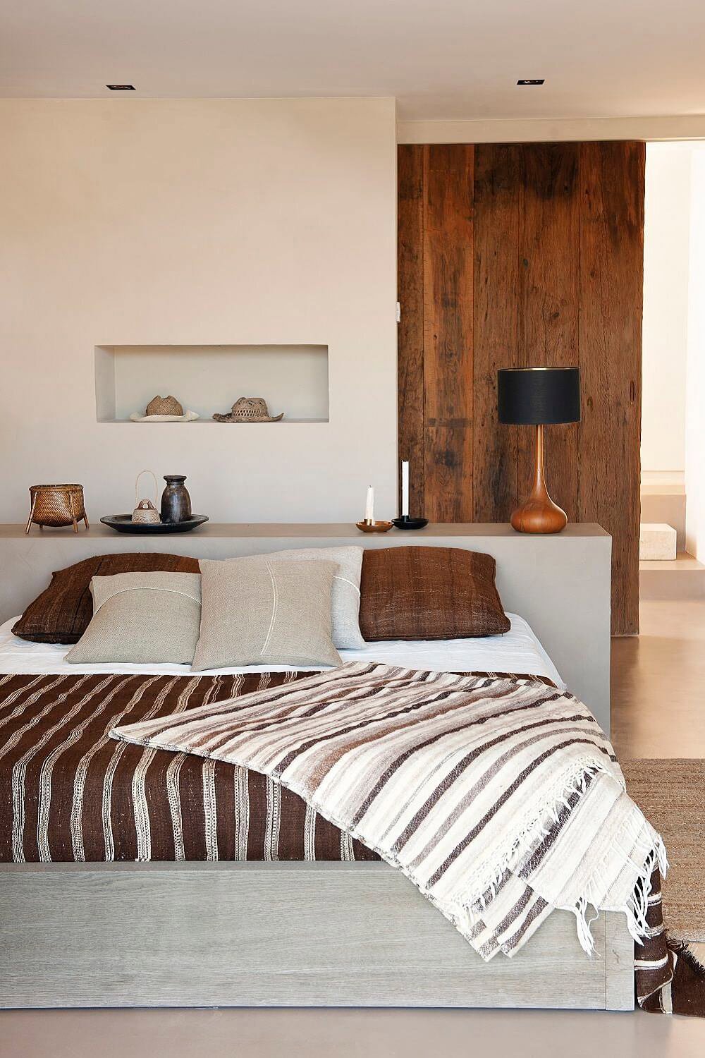 dormitorio con manta con estampado marrón