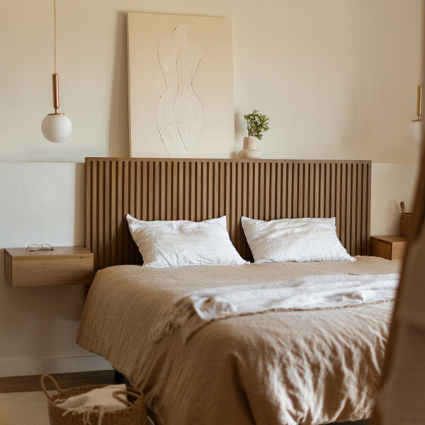 Decora la pared del cabecero con cuadros y duerme con mucho arte: 8 ideas para un dormitorio creativo, artístico y original 