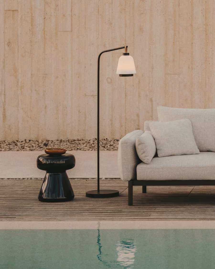 Modelo Nali de Kave Home lampara de pie terraza blanca