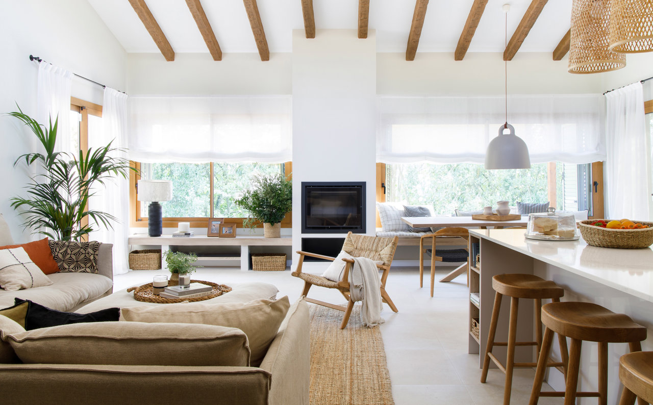 Salón minimalismo cálido en casa de campo