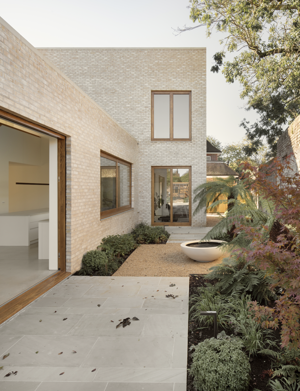 En el sur de Londres, esta vivienda destaca por sus interiores luminosos y confortables y un bajo consumo energético