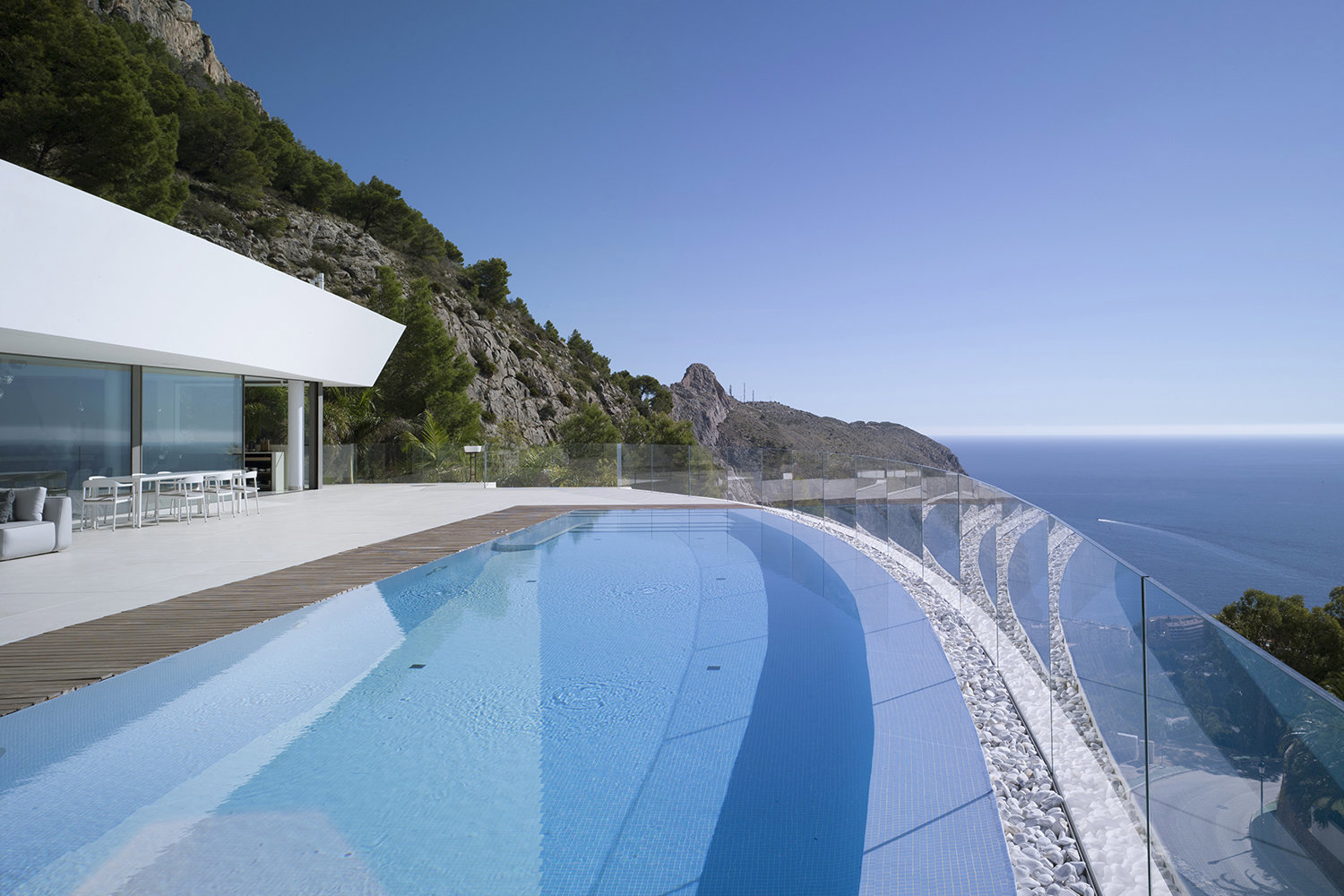 piscina en terraza con curvas