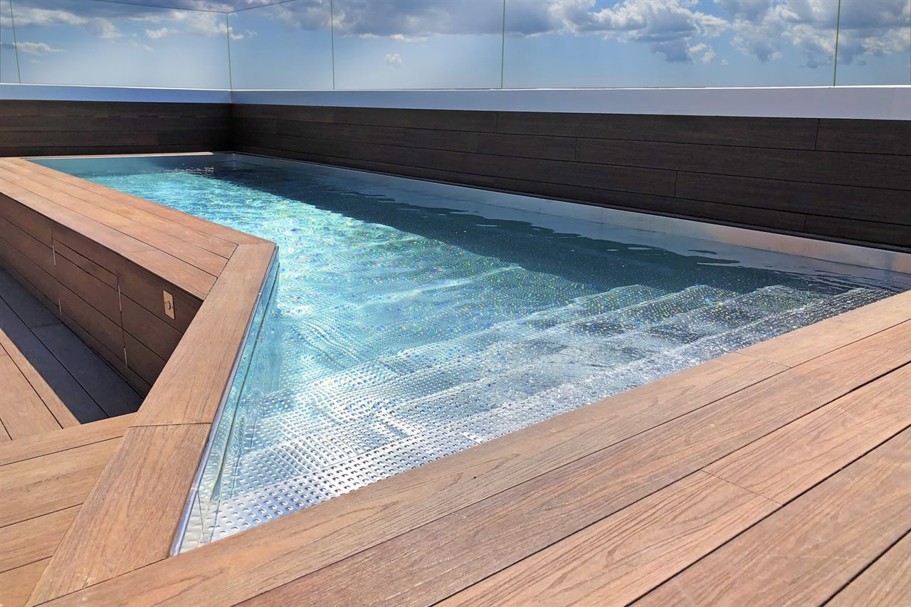 terraza con piscina en forma geome´trica FitnessPool