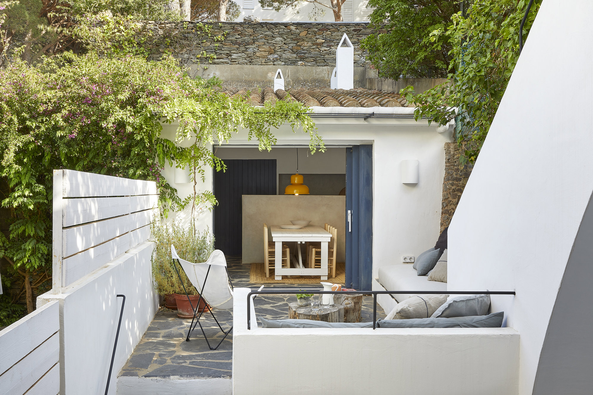 Una casa entre medianeras en Cadaqués con patio y terrazas