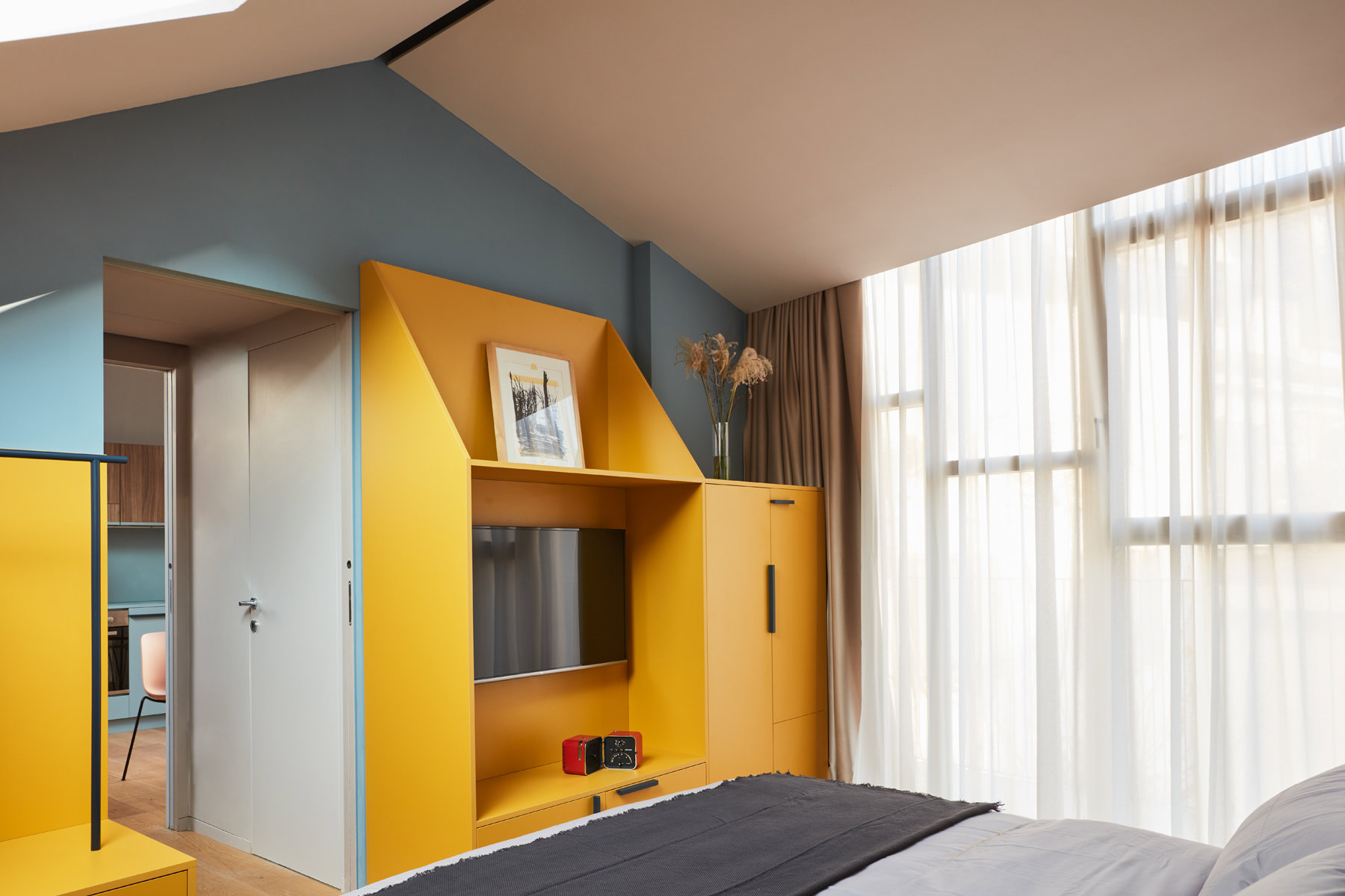 Piso con decoracio´n moderna en Italia dormitorio con mueble hecho a medida en color amarillo