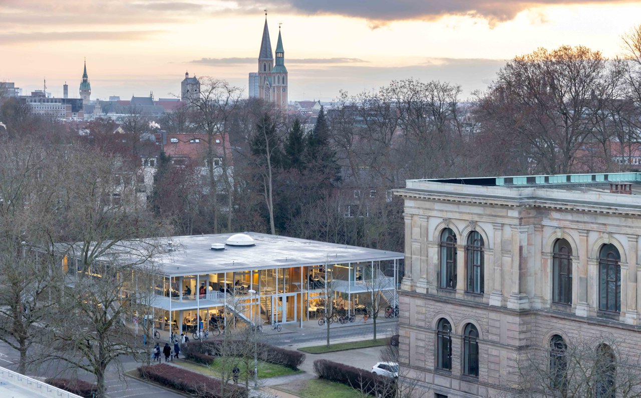 Pabellón de estudios de la Universidad Técnica de Braunschweig, Alemania.
