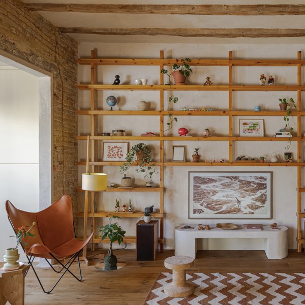 Un piso de 1925 del Eixample de Barcelona se transforma en un acogedor hogar que fusiona la historia con un estilo contemporáneo