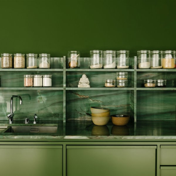 cocina verde con estantes