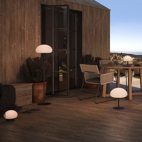 Ilumina tus noches al aire libre: 11 lámparas de pie para crear ambientes mágicos