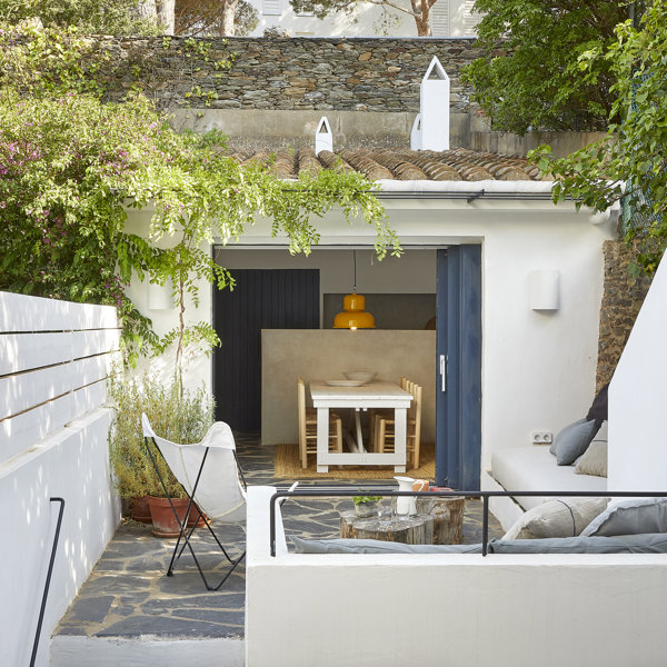 Una casa entre medianeras llena de posibilidades, con un patio y una terraza con vistas