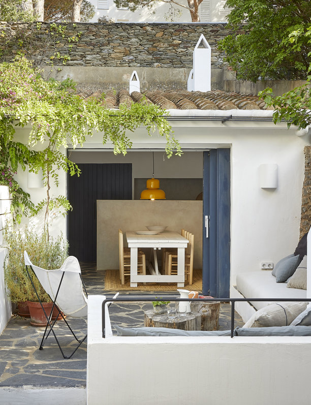 Una casa entre medianeras llena de posibilidades, con un patio y una terraza con vistas