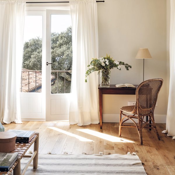 salón estilo rústico romántico blanco y madera con escritorio, flores y cortinas largas