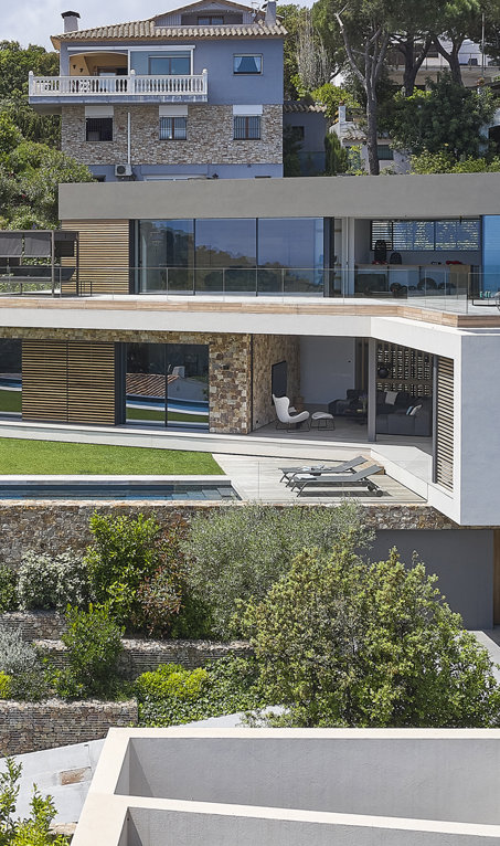 Esta casa en Begur abre sus espacios al exterior para disfrutarlos todo el año