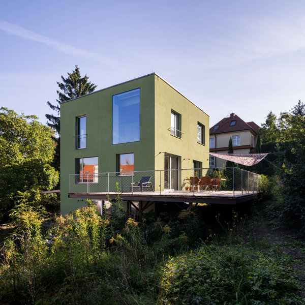 Esta casa cúbica y verde esconde un interior tan interesante como su exterior