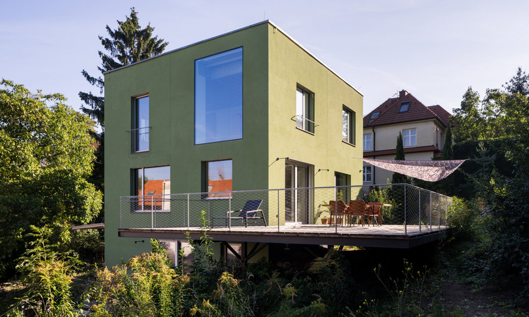 Esta casa cúbica y verde esconde un interior tan interesante como su exterior