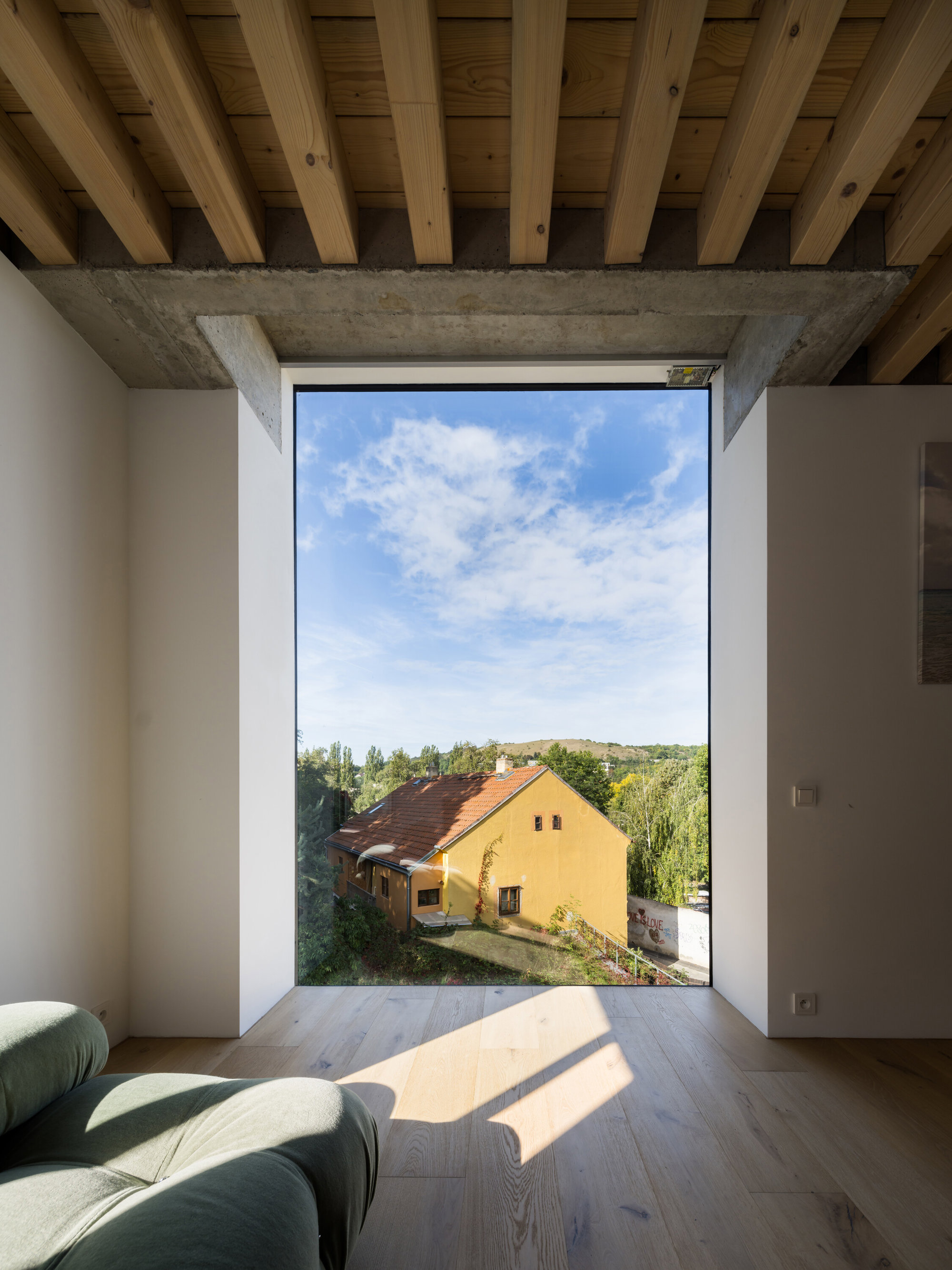techos y suelos de madera y una amplia ventana