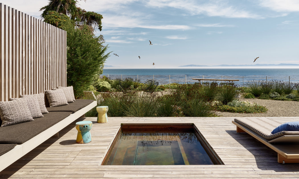 Las 6 piscinas en terrazas de madera que más nos han cautivado en Arquitectura y Diseño