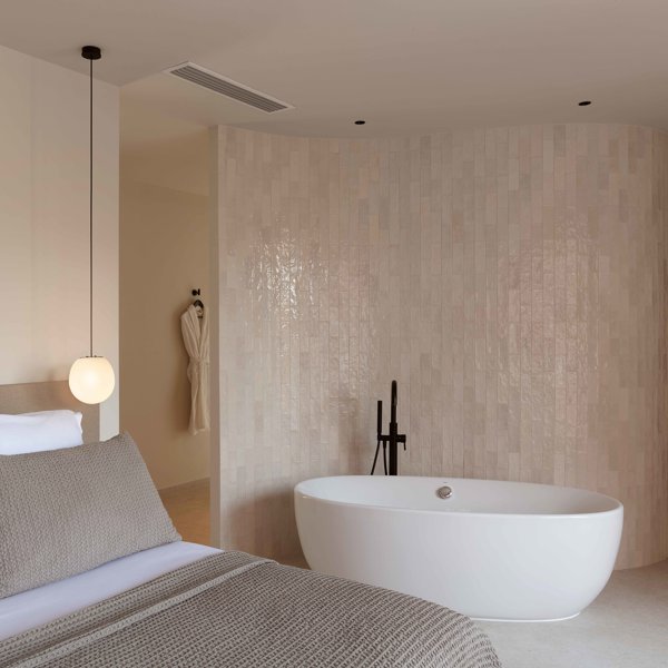 La habitación de hotel inspirada en el poder curativo de las aguas termales de la que no querrás salir