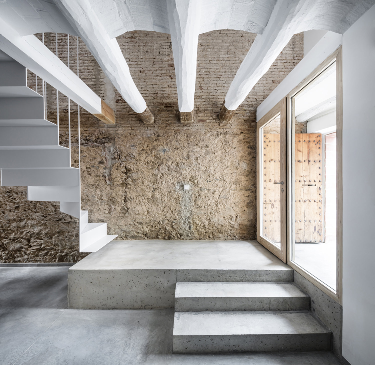 Casa entre medianeras en Sant Feliu de Llobregat con suelo de hormigón y vigas vista