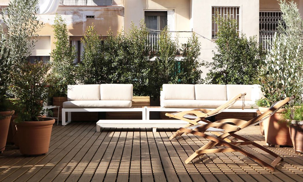 6 sencillas ideas para tener una terraza estilosa y verde sin necesidad de césped